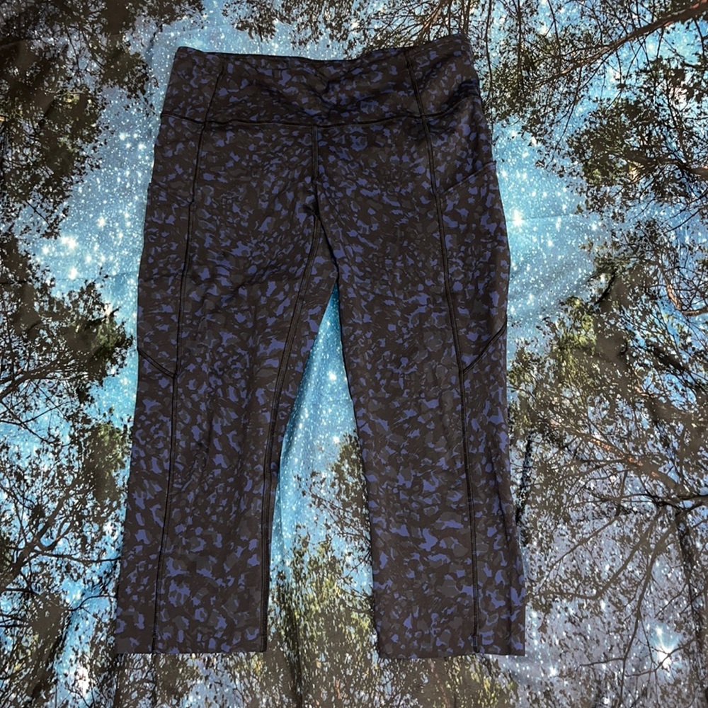 FAST AND FREE CROP II 19" size 8
Wild Thing Camo Larkspur